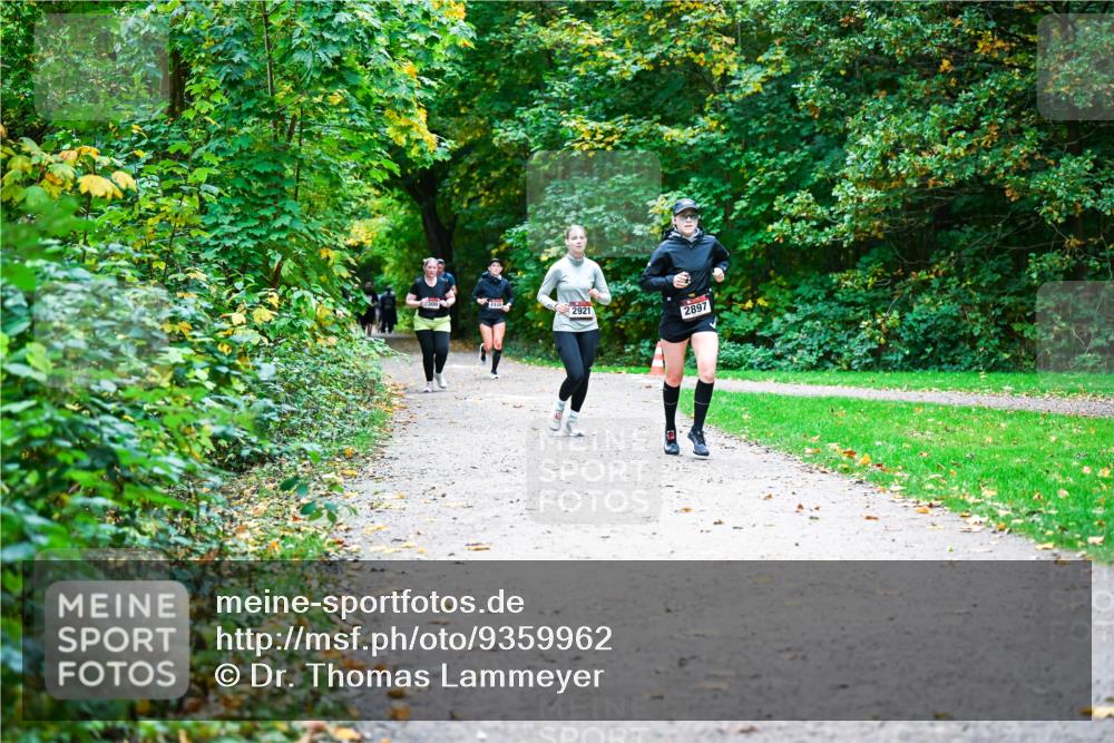 12.10.2025 - Bramfelder Halbmarathon 2025 Dr. Thomas Lammeyer http://msf.ph/oto/9359962 12.10.2025 11:10:06 Laufen 300, 2921, 2897 meine-sportfotos.de