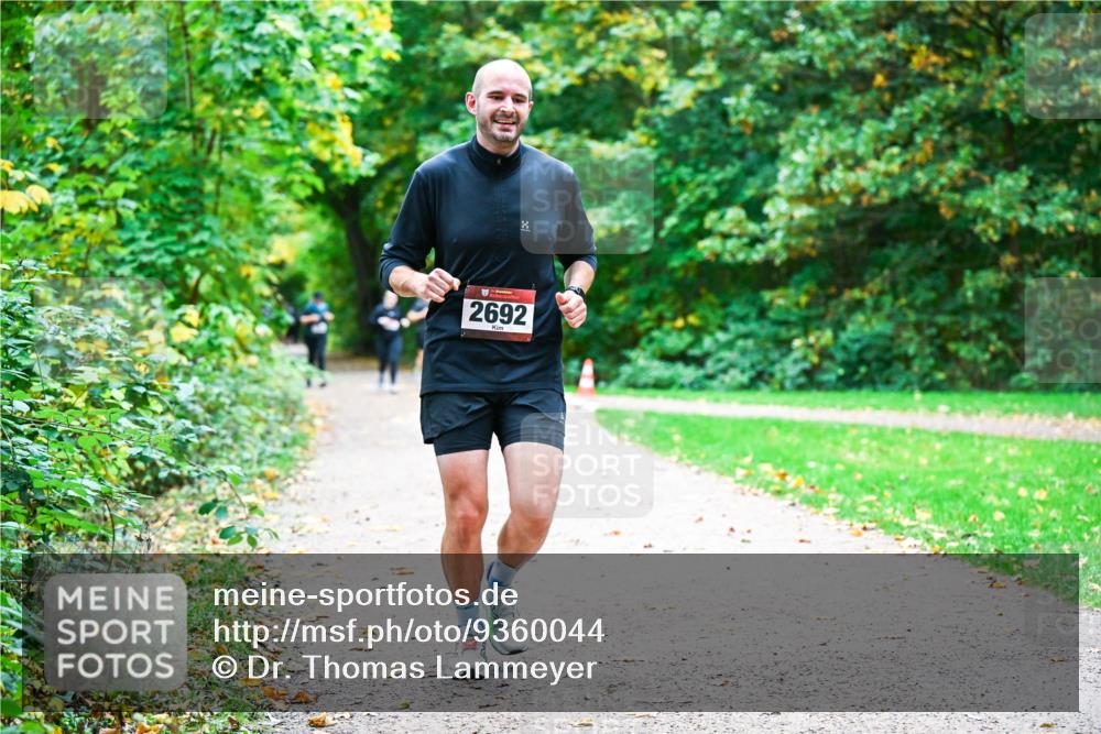12.10.2025 - Bramfelder Halbmarathon 2025 Dr. Thomas Lammeyer http://msf.ph/oto/9360044 12.10.2025 11:10:23 Laufen 8, 2692 meine-sportfotos.de
