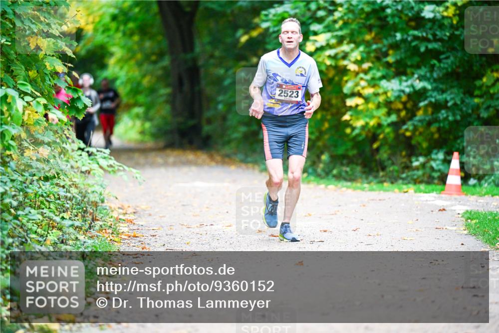 12.10.2025 - Bramfelder Halbmarathon 2025 Dr. Thomas Lammeyer http://msf.ph/oto/9360152 12.10.2025 11:10:57 Laufen 2523 meine-sportfotos.de