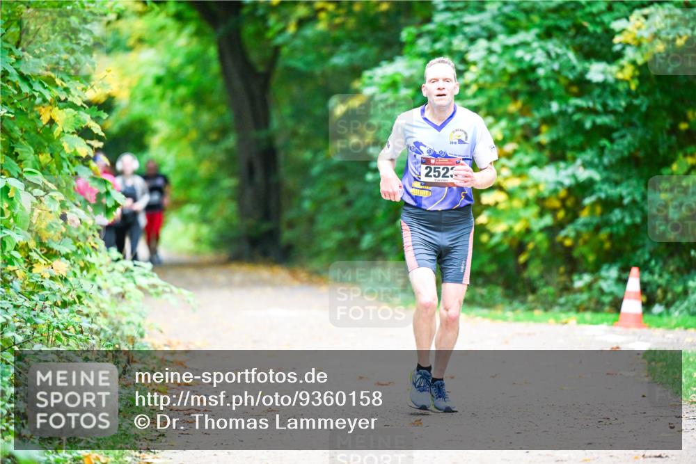 12.10.2025 - Bramfelder Halbmarathon 2025 Dr. Thomas Lammeyer http://msf.ph/oto/9360158 12.10.2025 11:10:58 Laufen 2010, 2523 meine-sportfotos.de