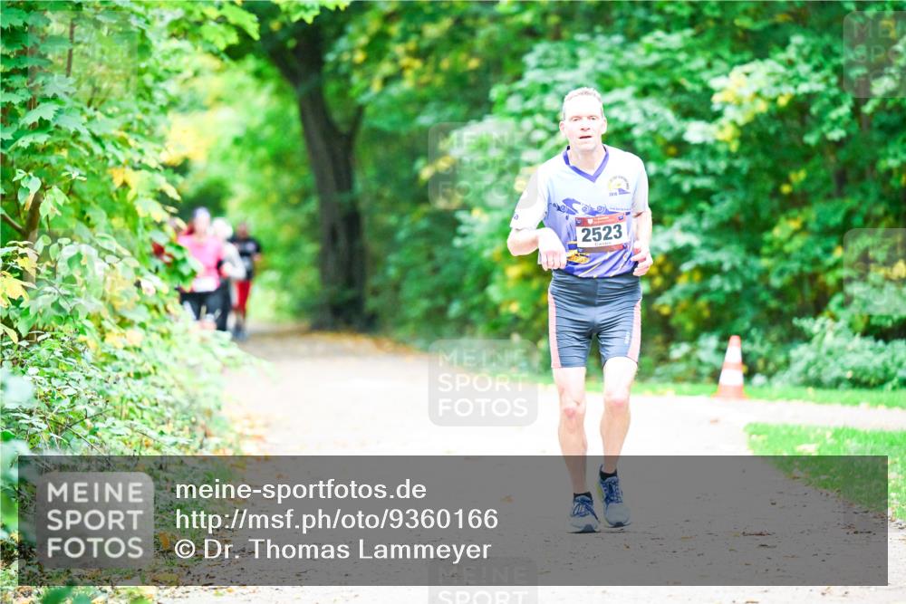 12.10.2025 - Bramfelder Halbmarathon 2025 Dr. Thomas Lammeyer http://msf.ph/oto/9360166 12.10.2025 11:10:59 Laufen 2523 meine-sportfotos.de