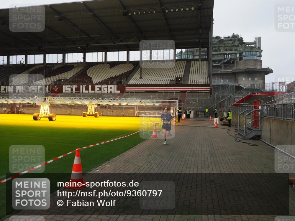 07.12.2025 - St. Pauli X-Mass-Run No. 15 Fabian Wolf http://msf.ph/oto/9360797 07.12.2025 09:50:13 Ziel 1896 meine-sportfotos.de