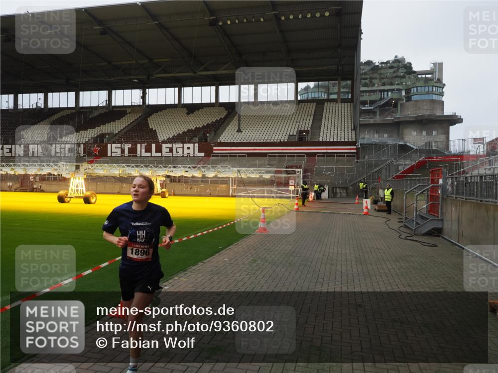 07.12.2025 - St. Pauli X-Mass-Run No. 15 Fabian Wolf http://msf.ph/oto/9360802 07.12.2025 09:50:14 Ziel 1896 meine-sportfotos.de