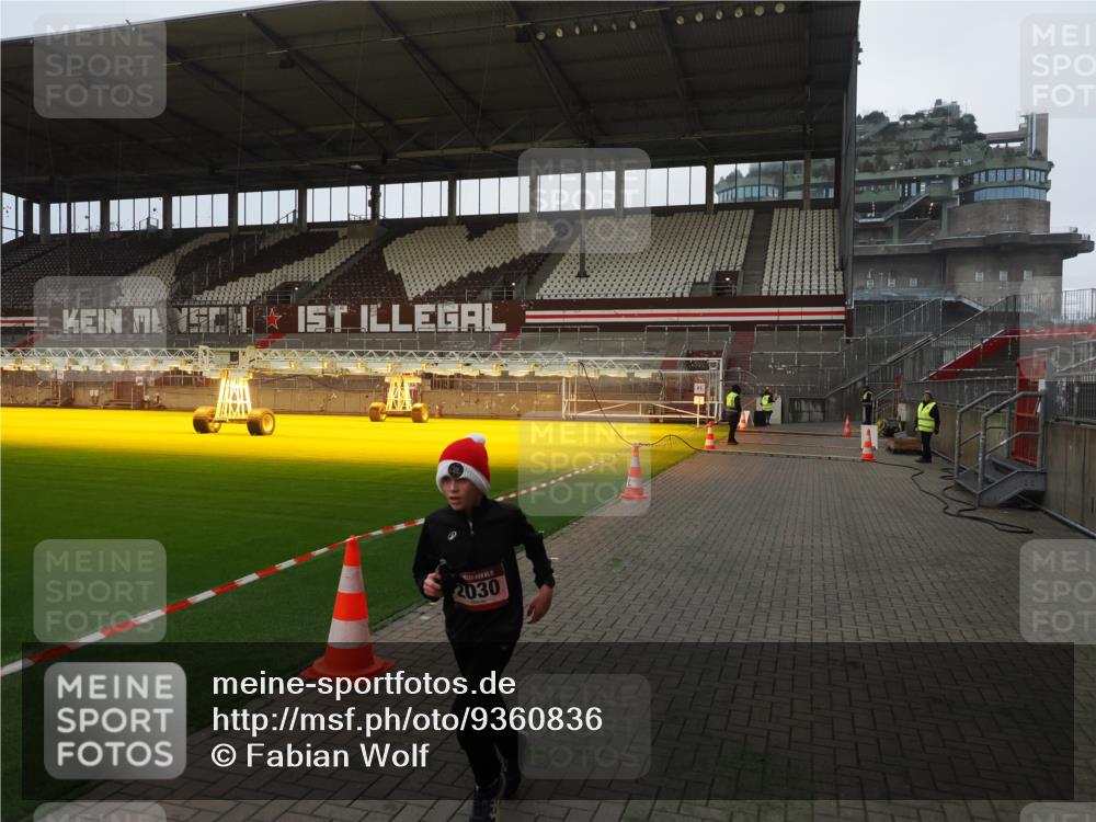 07.12.2025 - St. Pauli X-Mass-Run No. 15 Fabian Wolf http://msf.ph/oto/9360836 07.12.2025 09:51:23 Ziel 13, 1258, 2030, 2135, 2646, 3110, 4273 meine-sportfotos.de