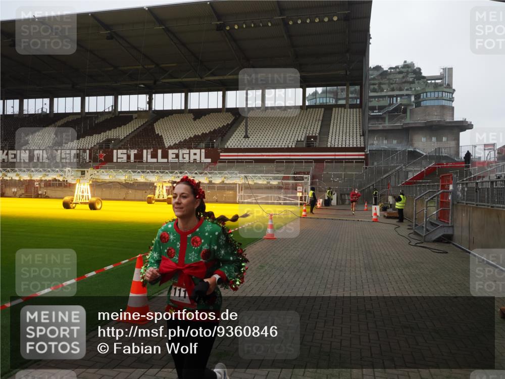 07.12.2025 - St. Pauli X-Mass-Run No. 15 Fabian Wolf http://msf.ph/oto/9360846 07.12.2025 09:51:36 Ziel 1117, 1258, 1893, 2030, 3110 meine-sportfotos.de