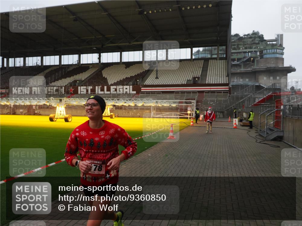 07.12.2025 - St. Pauli X-Mass-Run No. 15 Fabian Wolf http://msf.ph/oto/9360850 07.12.2025 09:51:43 Ziel 1117, 1893, 2178, 2494 meine-sportfotos.de