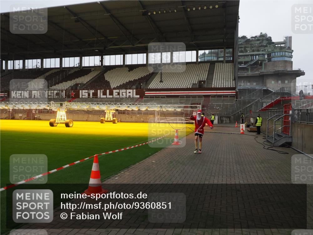 07.12.2025 - St. Pauli X-Mass-Run No. 15 Fabian Wolf http://msf.ph/oto/9360851 07.12.2025 09:51:47 Ziel 1117, 1893, 2178, 2494 meine-sportfotos.de