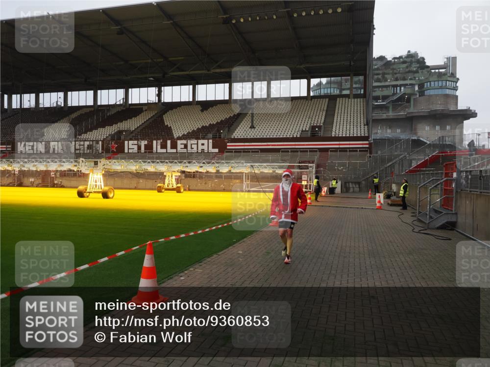 07.12.2025 - St. Pauli X-Mass-Run No. 15 Fabian Wolf http://msf.ph/oto/9360853 07.12.2025 09:51:49 Ziel 1117, 1893, 2178, 2494 meine-sportfotos.de