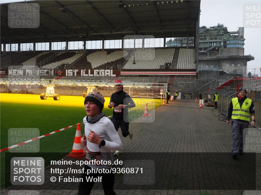 07.12.2025 - St. Pauli X-Mass-Run No. 15 Fabian Wolf http://msf.ph/oto/9360871 07.12.2025 09:52:33 Ziel 154, 195, 1052, 1296, 2034 meine-sportfotos.de
