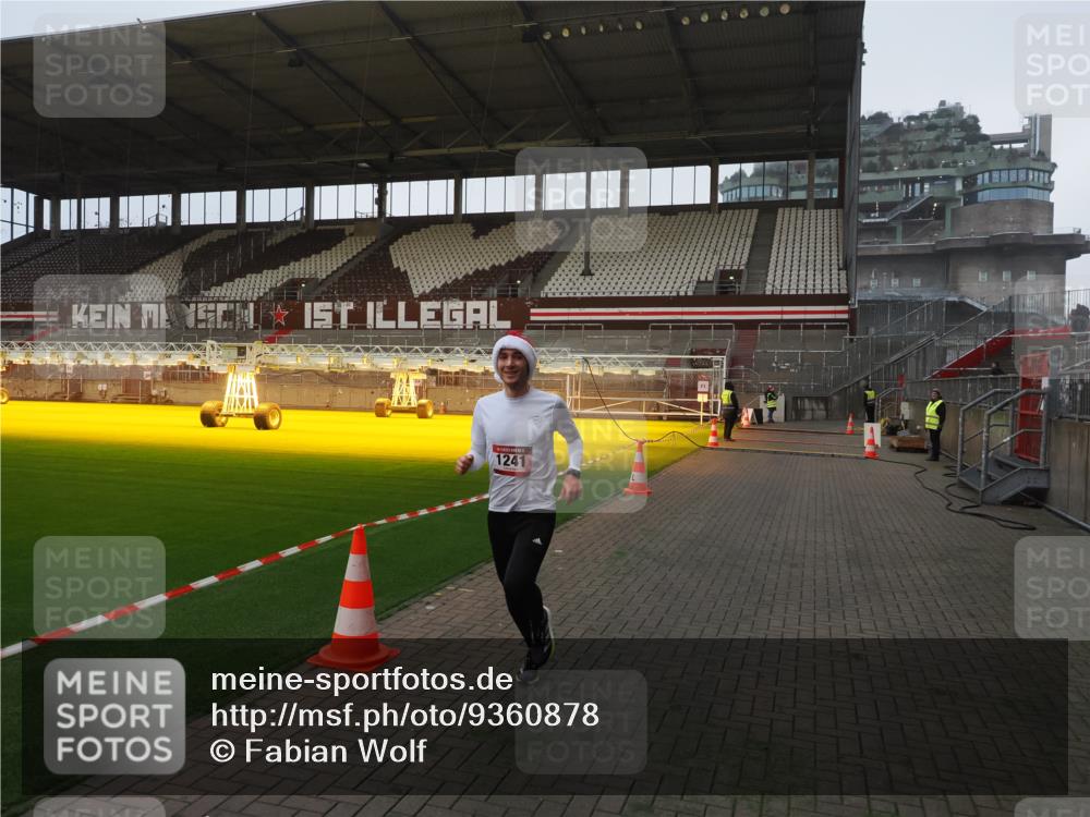 07.12.2025 - St. Pauli X-Mass-Run No. 15 Fabian Wolf http://msf.ph/oto/9360878 07.12.2025 09:52:49 Ziel 1241 meine-sportfotos.de