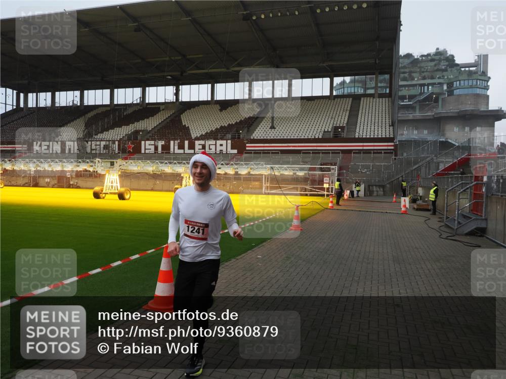 07.12.2025 - St. Pauli X-Mass-Run No. 15 Fabian Wolf http://msf.ph/oto/9360879 07.12.2025 09:52:49 Ziel 1241 meine-sportfotos.de
