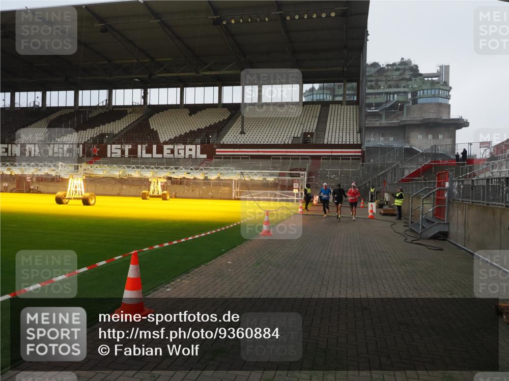 07.12.2025 - St. Pauli X-Mass-Run No. 15 Fabian Wolf http://msf.ph/oto/9360884 07.12.2025 09:52:56 Ziel 937, 1241, 1874 meine-sportfotos.de