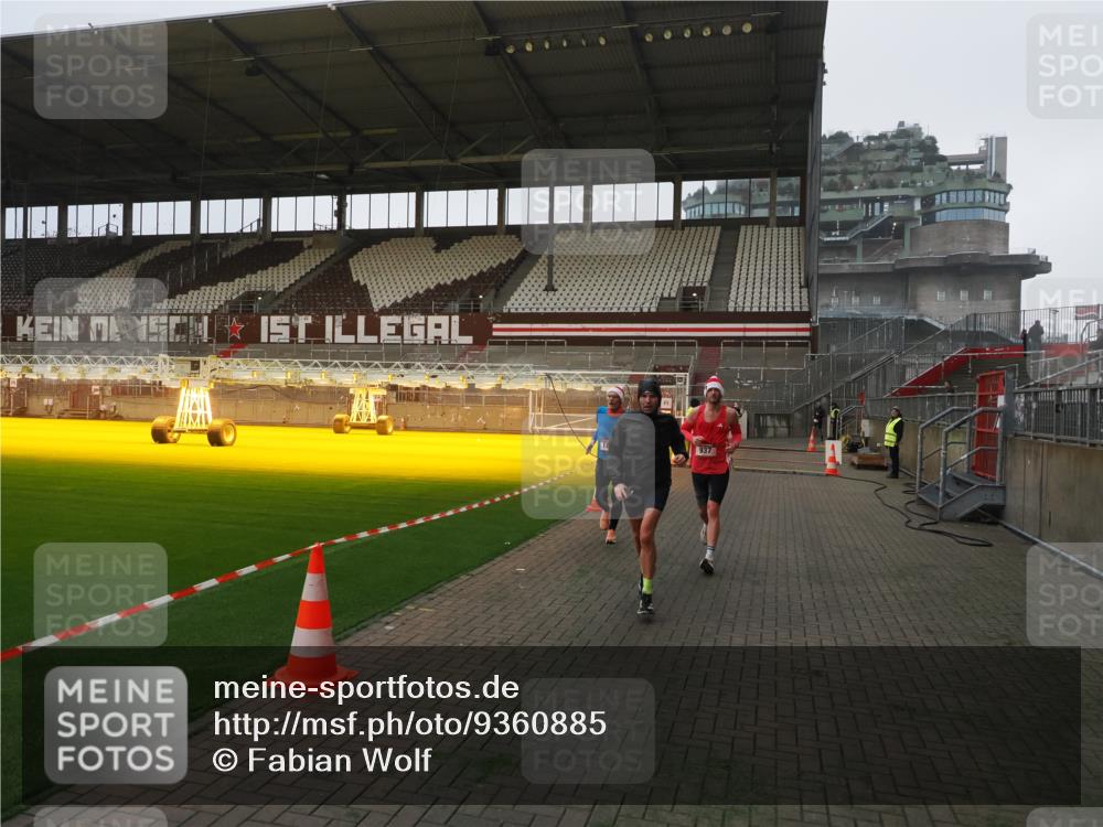 07.12.2025 - St. Pauli X-Mass-Run No. 15 Fabian Wolf http://msf.ph/oto/9360885 07.12.2025 09:52:59 Ziel 937, 1241, 1874 meine-sportfotos.de