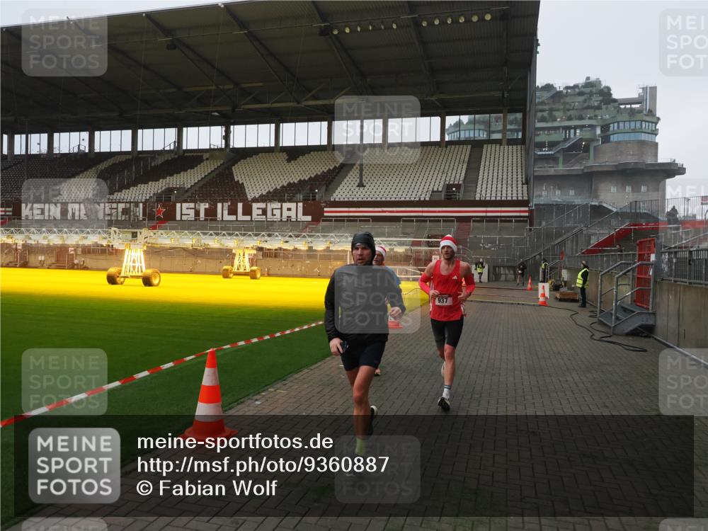 07.12.2025 - St. Pauli X-Mass-Run No. 15 Fabian Wolf http://msf.ph/oto/9360887 07.12.2025 09:53:00 Ziel 937, 1241, 1874 meine-sportfotos.de