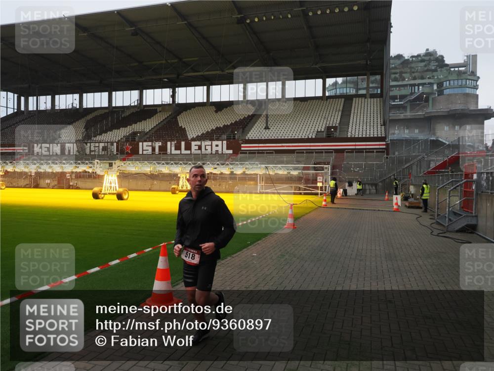 07.12.2025 - St. Pauli X-Mass-Run No. 15 Fabian Wolf http://msf.ph/oto/9360897 07.12.2025 09:53:09 Ziel 518, 937, 1874 meine-sportfotos.de