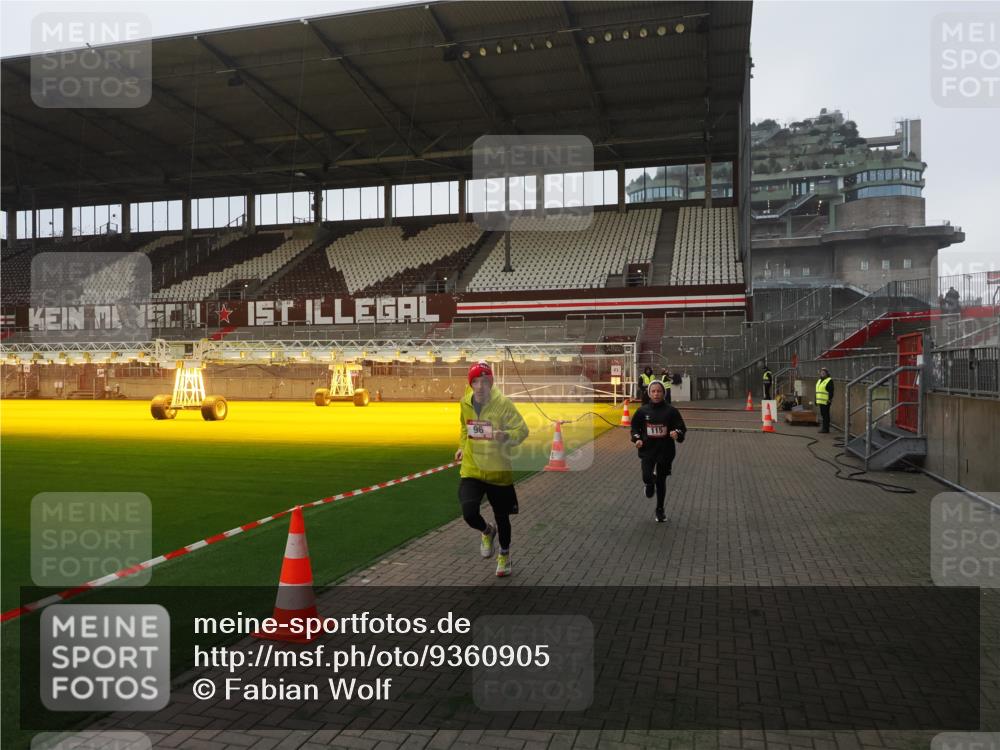07.12.2025 - St. Pauli X-Mass-Run No. 15 Fabian Wolf http://msf.ph/oto/9360905 07.12.2025 09:53:34 Ziel 96, 115, 3684 meine-sportfotos.de