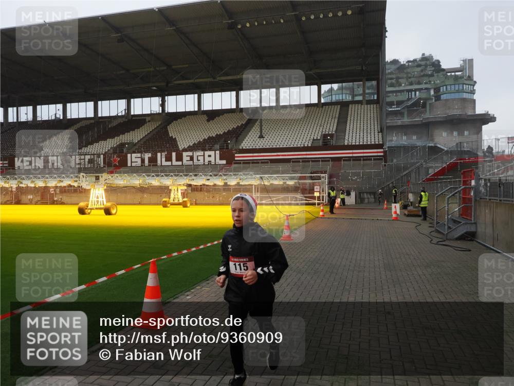 07.12.2025 - St. Pauli X-Mass-Run No. 15 Fabian Wolf http://msf.ph/oto/9360909 07.12.2025 09:53:35 Ziel 96, 115 meine-sportfotos.de