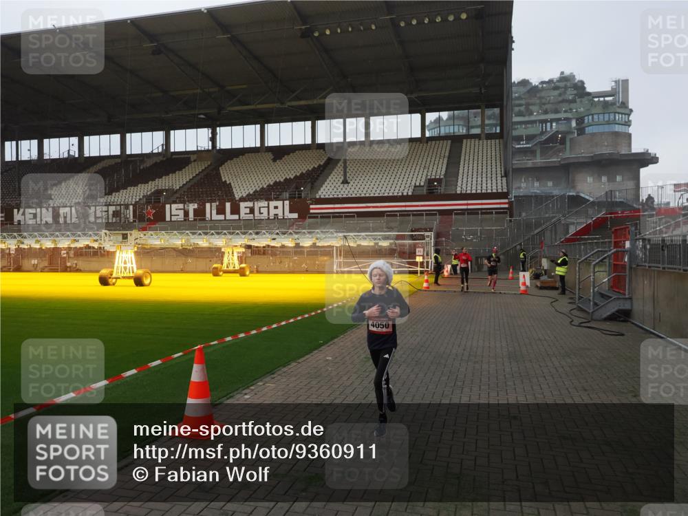07.12.2025 - St. Pauli X-Mass-Run No. 15 Fabian Wolf http://msf.ph/oto/9360911 07.12.2025 09:53:43 Ziel 96, 115, 4050, 4061, 4062 meine-sportfotos.de