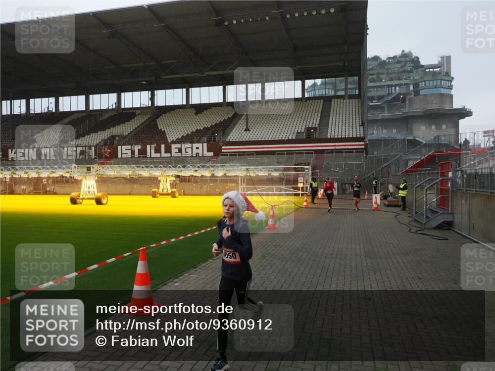 07.12.2025 - St. Pauli X-Mass-Run No. 15 Fabian Wolf http://msf.ph/oto/9360912 07.12.2025 09:53:43 Ziel 96, 115, 4050, 4061, 4062 meine-sportfotos.de