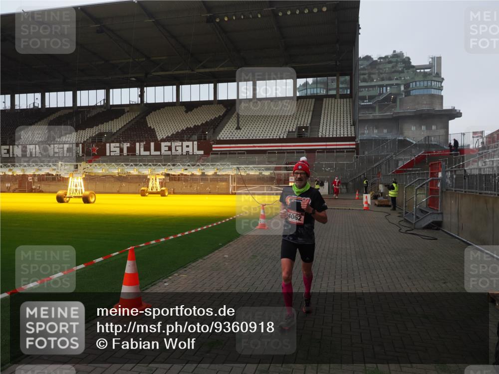 07.12.2025 - St. Pauli X-Mass-Run No. 15 Fabian Wolf http://msf.ph/oto/9360918 07.12.2025 09:53:48 Ziel 96, 115, 4050, 4061, 4062 meine-sportfotos.de