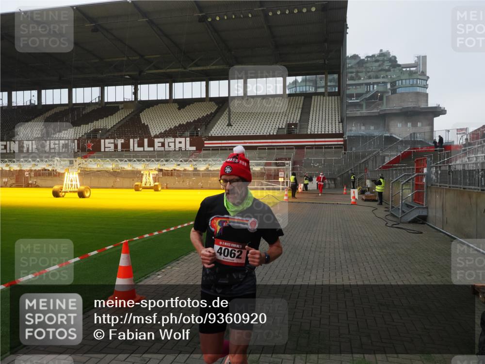 07.12.2025 - St. Pauli X-Mass-Run No. 15 Fabian Wolf http://msf.ph/oto/9360920 07.12.2025 09:53:49 Ziel 96, 115, 4050, 4061, 4062 meine-sportfotos.de