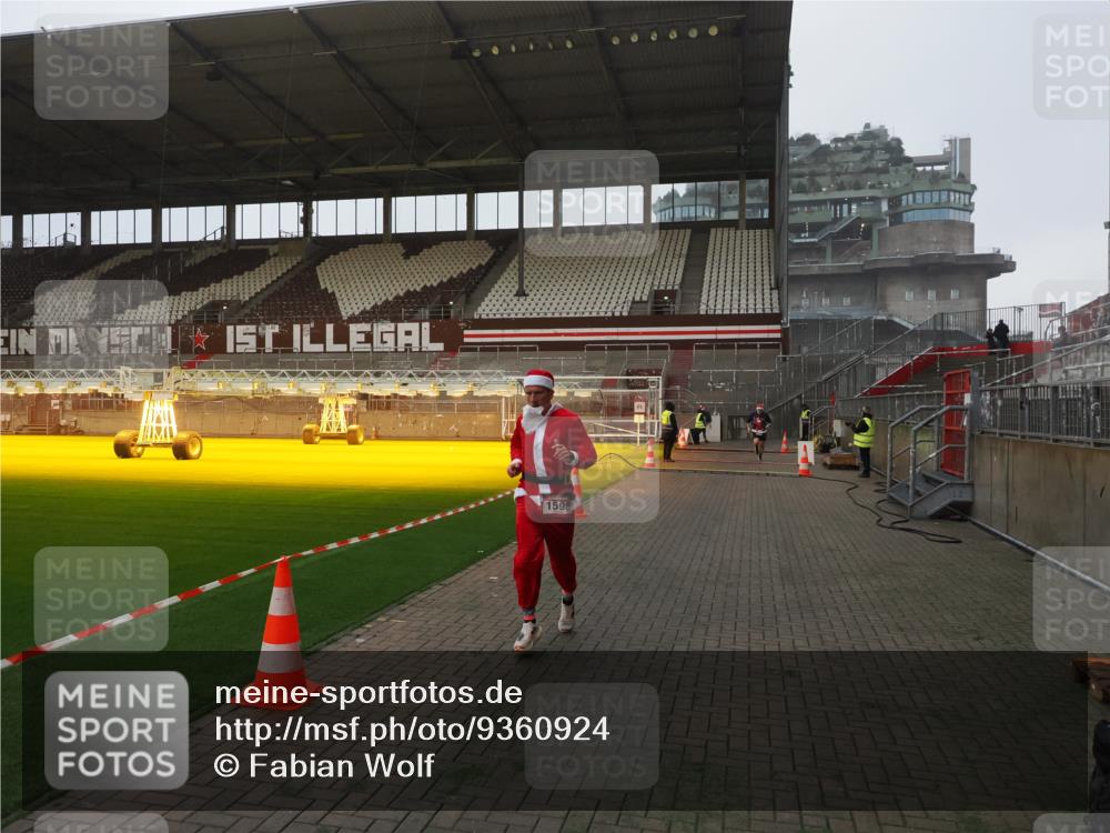 07.12.2025 - St. Pauli X-Mass-Run No. 15 Fabian Wolf http://msf.ph/oto/9360924 07.12.2025 09:53:54 Ziel 1598, 4050, 4061, 4062 meine-sportfotos.de