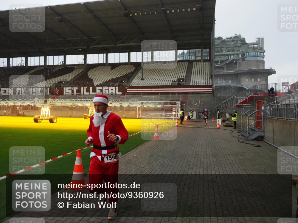 07.12.2025 - St. Pauli X-Mass-Run No. 15 Fabian Wolf http://msf.ph/oto/9360926 07.12.2025 09:53:55 Ziel 1598, 2651, 4050, 4061, 4062 meine-sportfotos.de