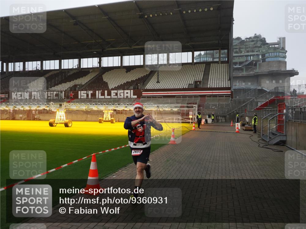 07.12.2025 - St. Pauli X-Mass-Run No. 15 Fabian Wolf http://msf.ph/oto/9360931 07.12.2025 09:54:00 Ziel 1598, 2651, 4061, 4062 meine-sportfotos.de