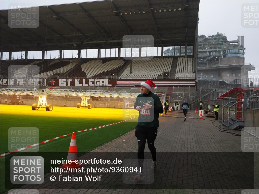 07.12.2025 - St. Pauli X-Mass-Run No. 15 Fabian Wolf http://msf.ph/oto/9360941 07.12.2025 09:54:19 Ziel 1375, 2036, 2900, 3338 meine-sportfotos.de