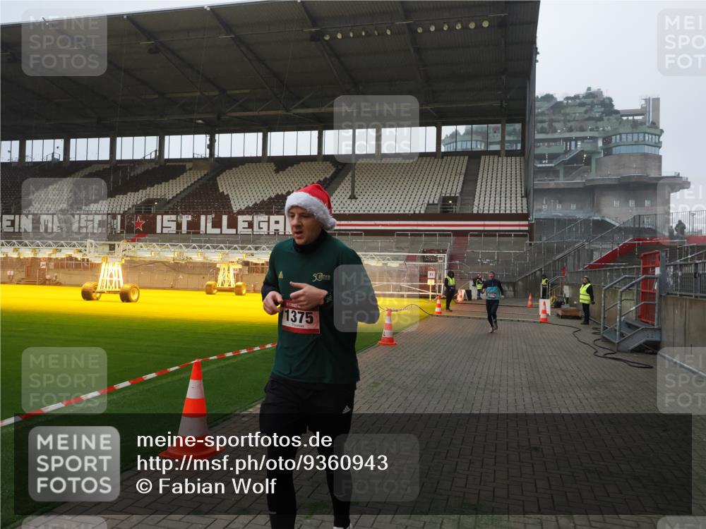 07.12.2025 - St. Pauli X-Mass-Run No. 15 Fabian Wolf http://msf.ph/oto/9360943 07.12.2025 09:54:20 Ziel 1375, 2036, 2900, 3338 meine-sportfotos.de