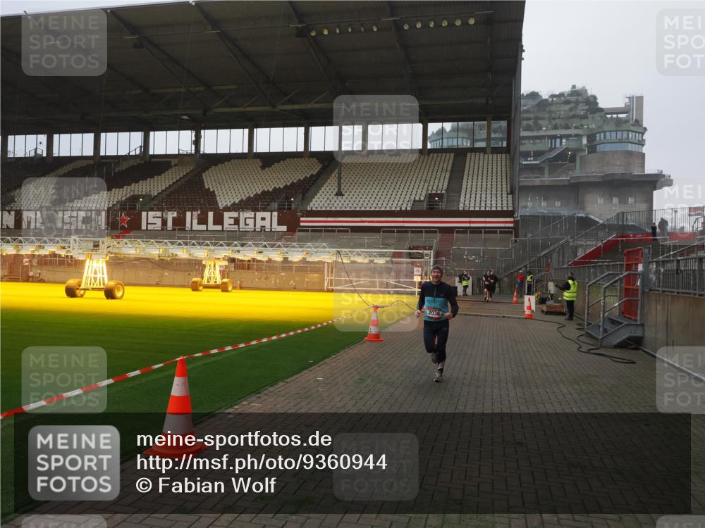 07.12.2025 - St. Pauli X-Mass-Run No. 15 Fabian Wolf http://msf.ph/oto/9360944 07.12.2025 09:54:23 Ziel 1375, 2036, 2900, 3338 meine-sportfotos.de