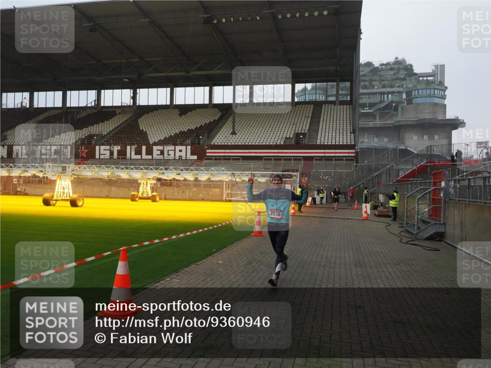 07.12.2025 - St. Pauli X-Mass-Run No. 15 Fabian Wolf http://msf.ph/oto/9360946 07.12.2025 09:54:23 Ziel 1375, 2036, 2900, 3338 meine-sportfotos.de