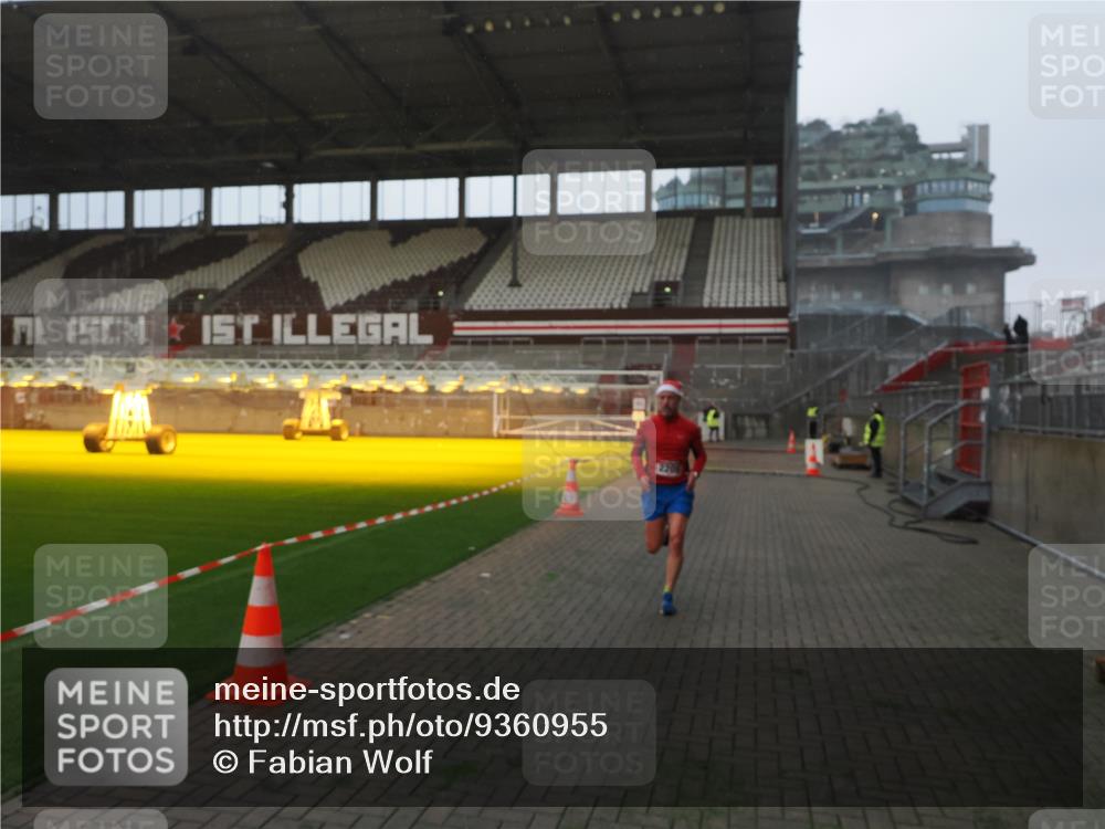 07.12.2025 - St. Pauli X-Mass-Run No. 15 Fabian Wolf http://msf.ph/oto/9360955 07.12.2025 09:54:30 Ziel 1375, 2036, 2133, 2209, 3310 meine-sportfotos.de