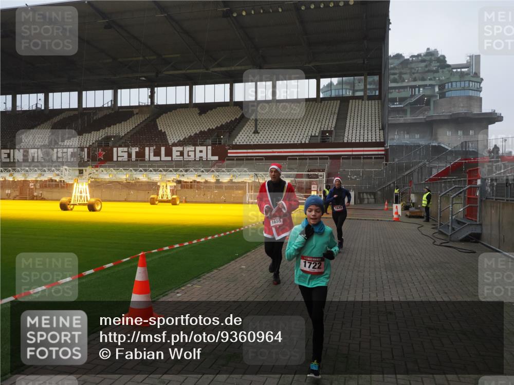 07.12.2025 - St. Pauli X-Mass-Run No. 15 Fabian Wolf http://msf.ph/oto/9360964 07.12.2025 09:54:46 Ziel 1649, 1655, 1722, 2209, 2703 meine-sportfotos.de