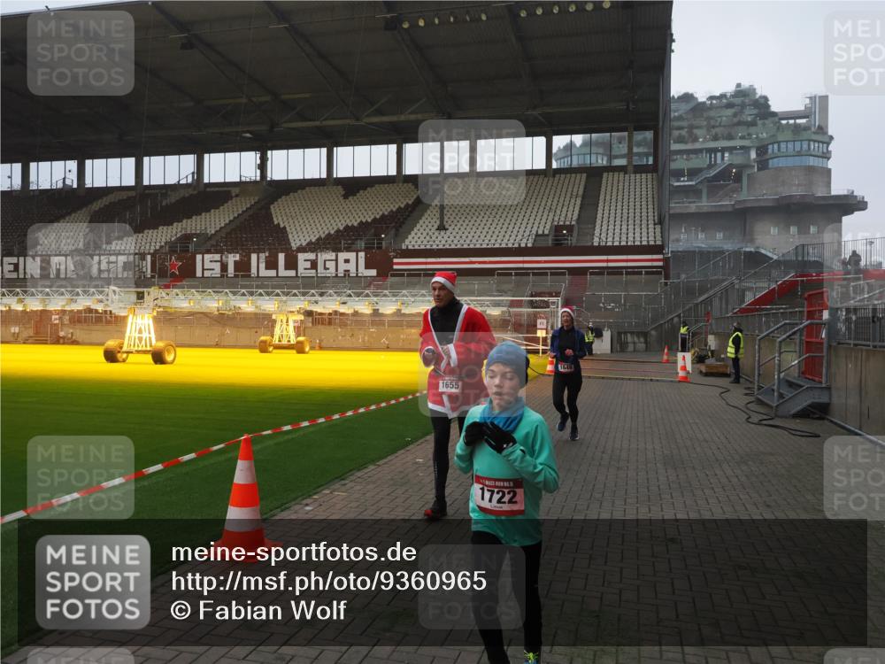 07.12.2025 - St. Pauli X-Mass-Run No. 15 Fabian Wolf http://msf.ph/oto/9360965 07.12.2025 09:54:46 Ziel 1649, 1655, 1722, 2209, 2703 meine-sportfotos.de