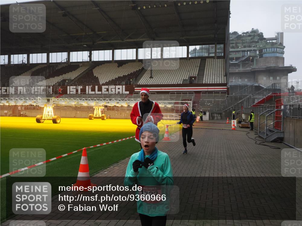 07.12.2025 - St. Pauli X-Mass-Run No. 15 Fabian Wolf http://msf.ph/oto/9360966 07.12.2025 09:54:47 Ziel 1649, 1655, 1722, 2703 meine-sportfotos.de