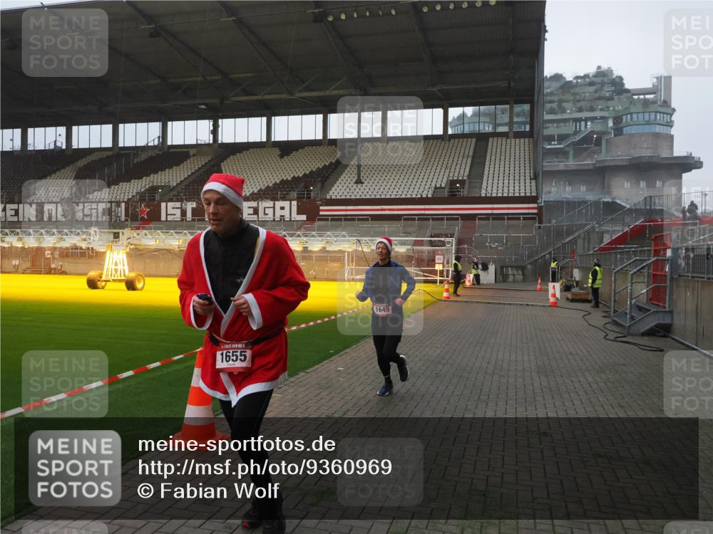 07.12.2025 - St. Pauli X-Mass-Run No. 15 Fabian Wolf http://msf.ph/oto/9360969 07.12.2025 09:54:47 Ziel 1649, 1655, 1722, 2703 meine-sportfotos.de
