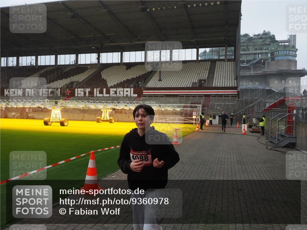07.12.2025 - St. Pauli X-Mass-Run No. 15 Fabian Wolf http://msf.ph/oto/9360978 07.12.2025 09:55:04 Ziel 4088 meine-sportfotos.de
