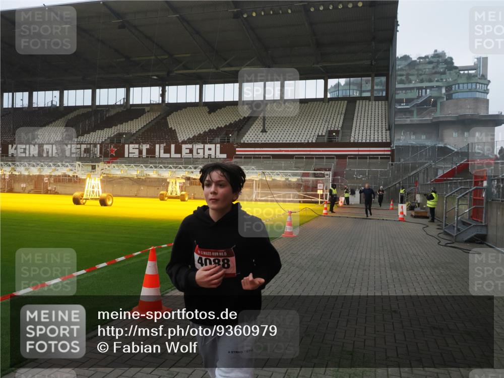 07.12.2025 - St. Pauli X-Mass-Run No. 15 Fabian Wolf http://msf.ph/oto/9360979 07.12.2025 09:55:04 Ziel 4088 meine-sportfotos.de
