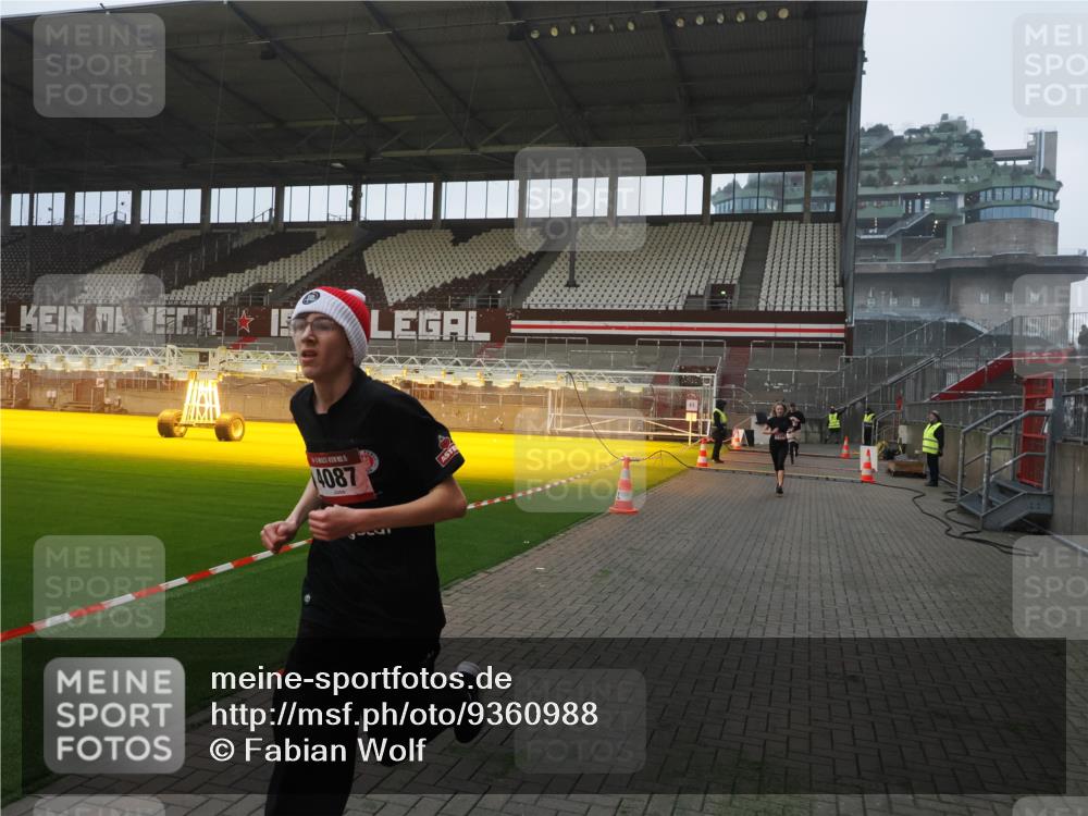 07.12.2025 - St. Pauli X-Mass-Run No. 15 Fabian Wolf http://msf.ph/oto/9360988 07.12.2025 09:55:13 Ziel 1101, 1113, 4087, 4088 meine-sportfotos.de