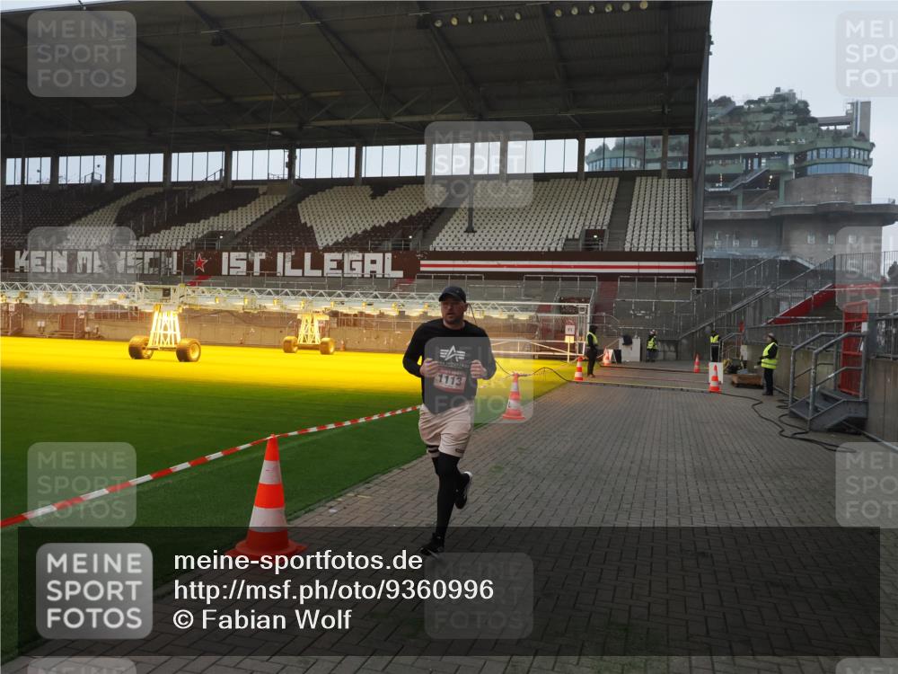 07.12.2025 - St. Pauli X-Mass-Run No. 15 Fabian Wolf http://msf.ph/oto/9360996 07.12.2025 09:55:19 Ziel 1101, 1113, 4087 meine-sportfotos.de