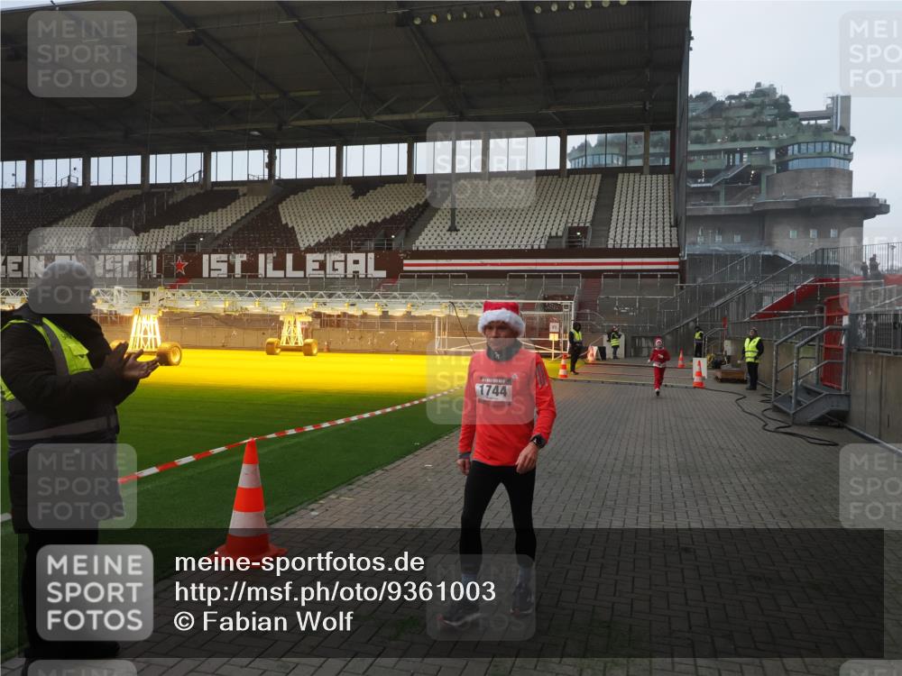 07.12.2025 - St. Pauli X-Mass-Run No. 15 Fabian Wolf http://msf.ph/oto/9361003 07.12.2025 09:55:43 Ziel 1744, 3398 meine-sportfotos.de