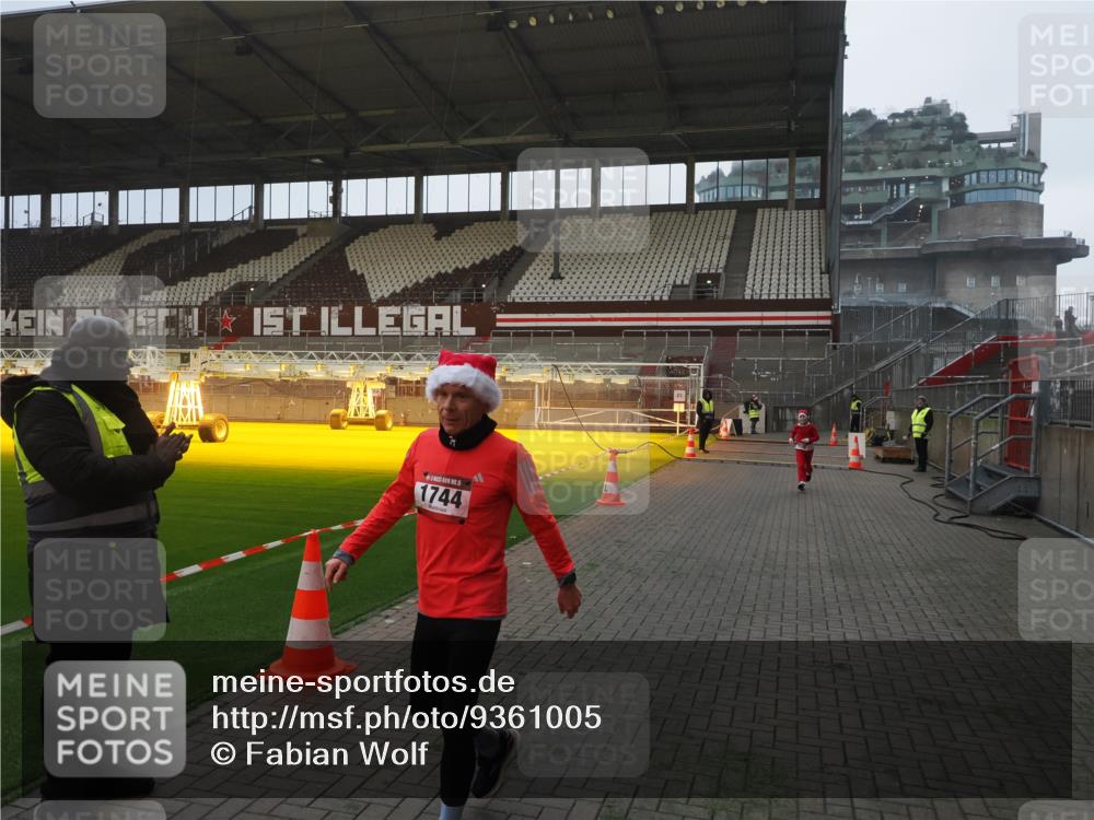 07.12.2025 - St. Pauli X-Mass-Run No. 15 Fabian Wolf http://msf.ph/oto/9361005 07.12.2025 09:55:44 Ziel 1744, 3398 meine-sportfotos.de