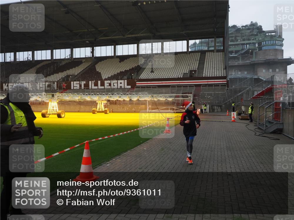 07.12.2025 - St. Pauli X-Mass-Run No. 15 Fabian Wolf http://msf.ph/oto/9361011 07.12.2025 09:55:57 Ziel 312, 3398 meine-sportfotos.de