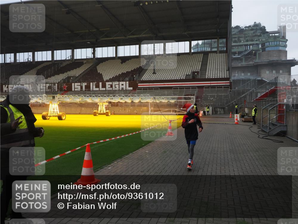 07.12.2025 - St. Pauli X-Mass-Run No. 15 Fabian Wolf http://msf.ph/oto/9361012 07.12.2025 09:55:57 Ziel 312, 3398 meine-sportfotos.de