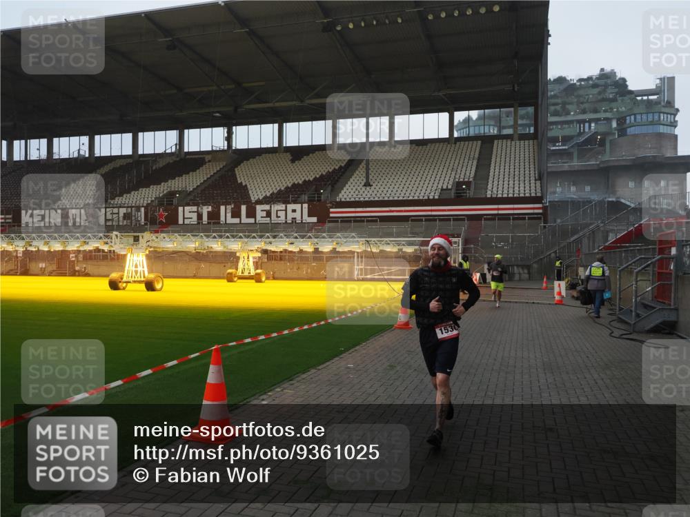 07.12.2025 - St. Pauli X-Mass-Run No. 15 Fabian Wolf http://msf.ph/oto/9361025 07.12.2025 09:56:11 Ziel 1483, 1530 meine-sportfotos.de