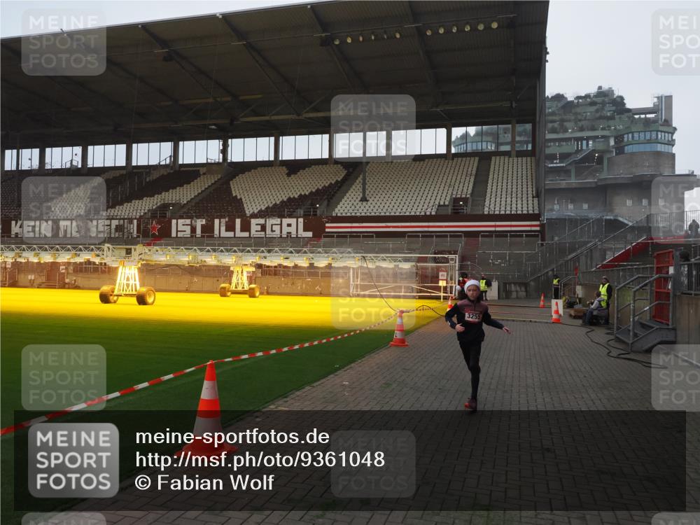 07.12.2025 - St. Pauli X-Mass-Run No. 15 Fabian Wolf http://msf.ph/oto/9361048 07.12.2025 09:56:30 Ziel 3255 meine-sportfotos.de