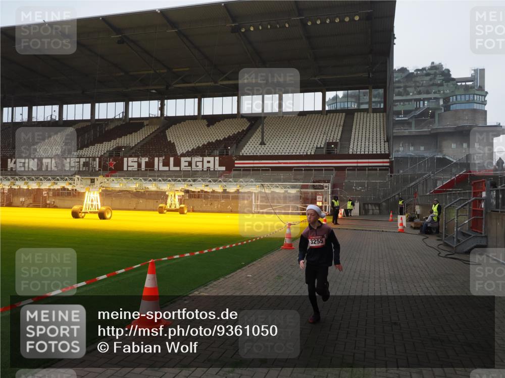 07.12.2025 - St. Pauli X-Mass-Run No. 15 Fabian Wolf http://msf.ph/oto/9361050 07.12.2025 09:56:30 Ziel 3255 meine-sportfotos.de