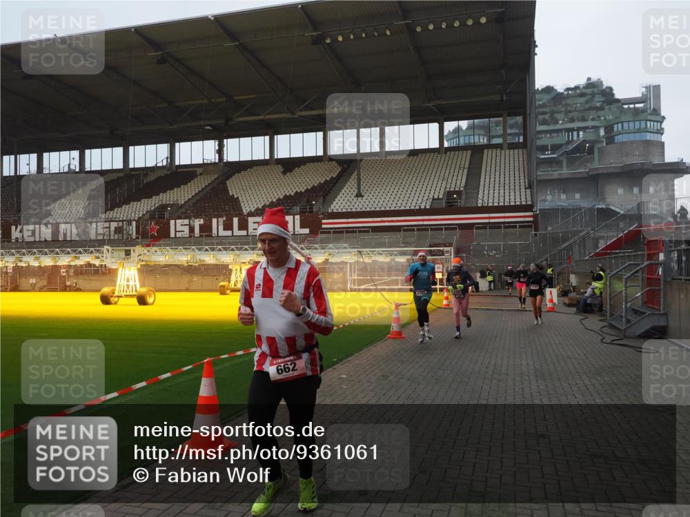 07.12.2025 - St. Pauli X-Mass-Run No. 15 Fabian Wolf http://msf.ph/oto/9361061 07.12.2025 09:56:43 Ziel 198, 662, 1165, 3255, 4208, 4209 meine-sportfotos.de