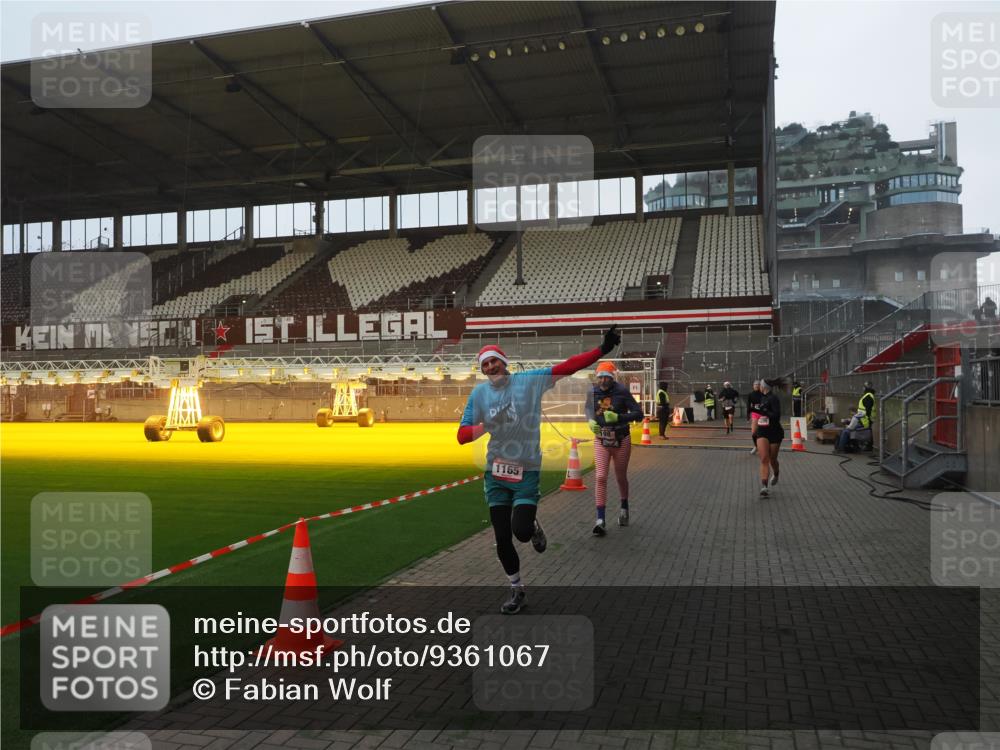 07.12.2025 - St. Pauli X-Mass-Run No. 15 Fabian Wolf http://msf.ph/oto/9361067 07.12.2025 09:56:44 Ziel 198, 662, 1116, 1165, 3255, 4208, 4209 meine-sportfotos.de